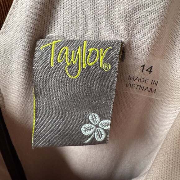 NWT Taylor Black Lace V-Neck Evening/Cocktail Dress in Women's 14 - Picture 3 of 15